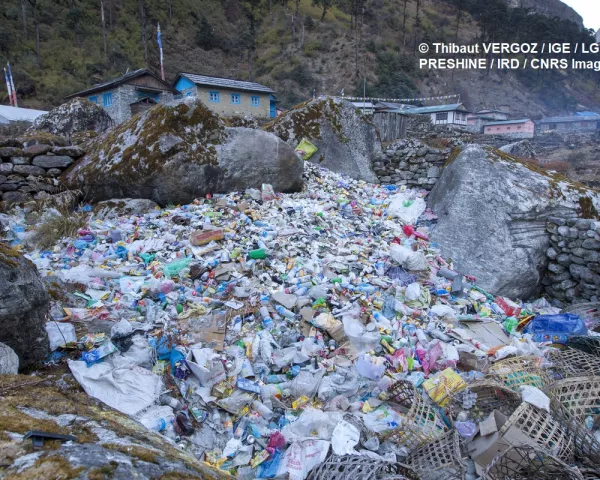 Déchets accumulés dans les environs de Khote, au Népal